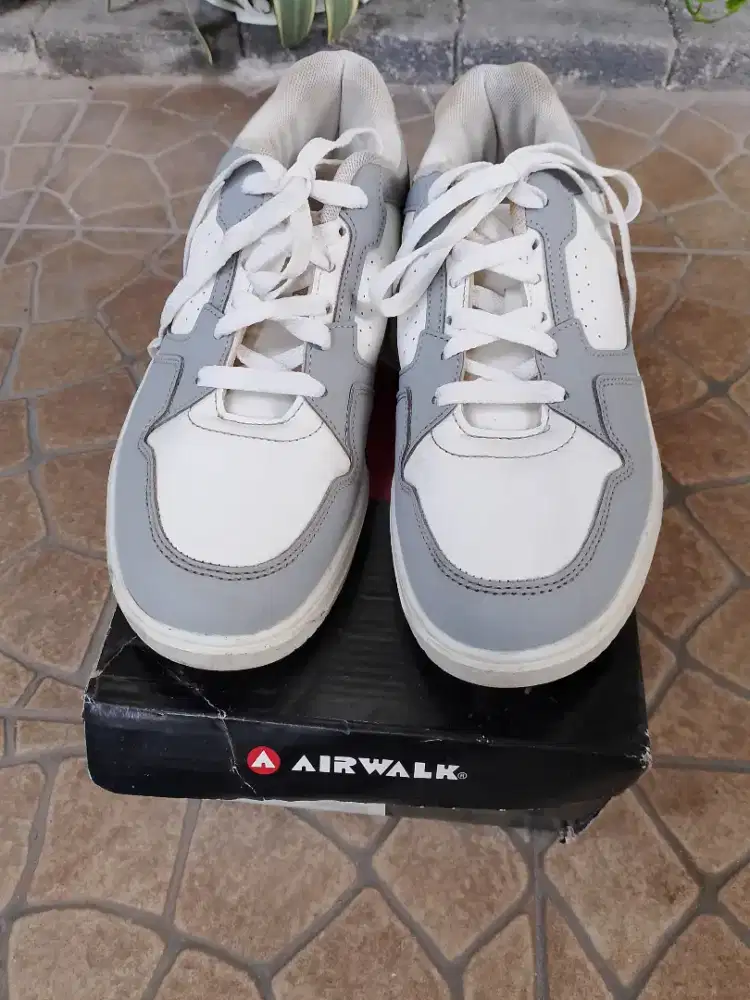 Sepatu olahraga second