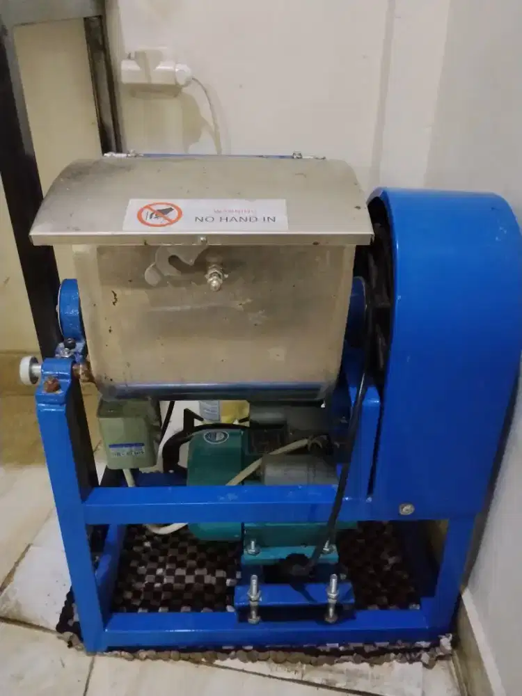 Mesin pengaduk roti/mie