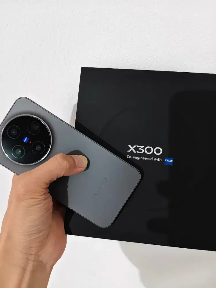 Vivo x300 256 GB pembelian januari 2026 mulus like new fullset nominus