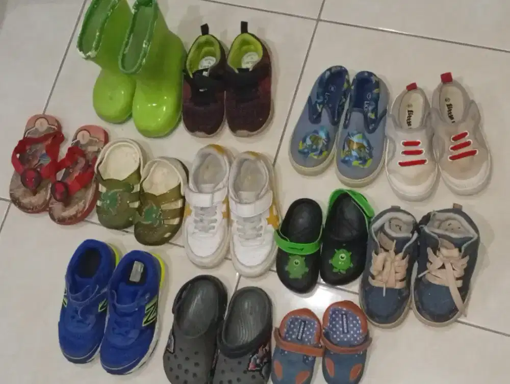 Jual cepat BU sepatu anak 12 pcs