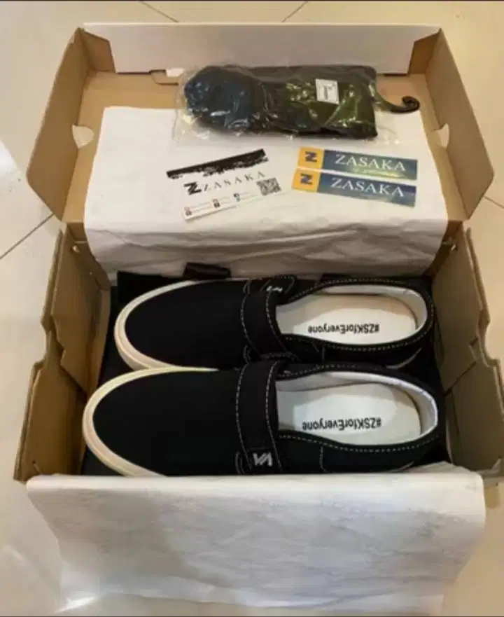 sepatu slip on zasaka original, pria dan wanita ukuran 39