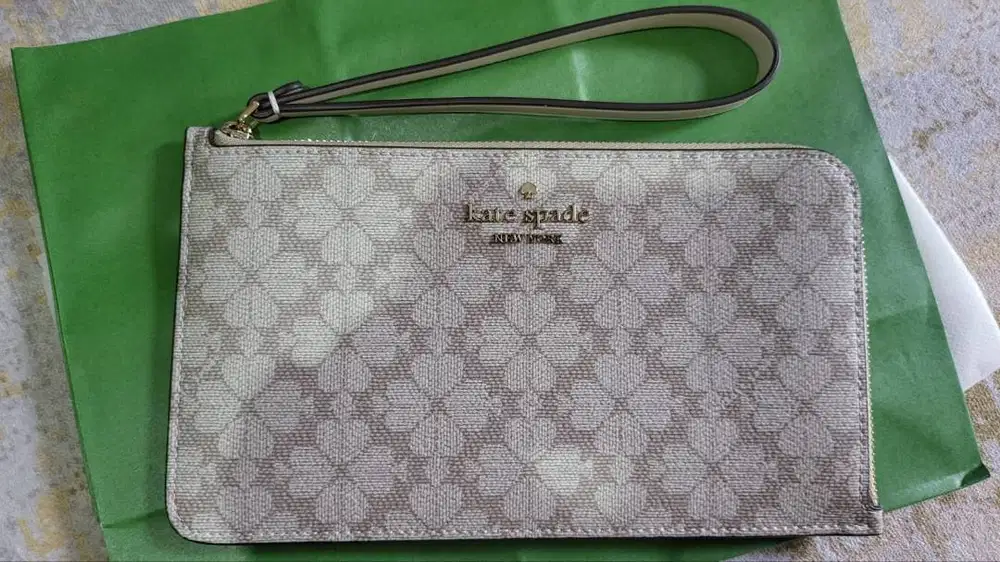 Kate Spade Lucy Spade Flower Medium L-Zip Wristlet Dark Beige Ori 100%