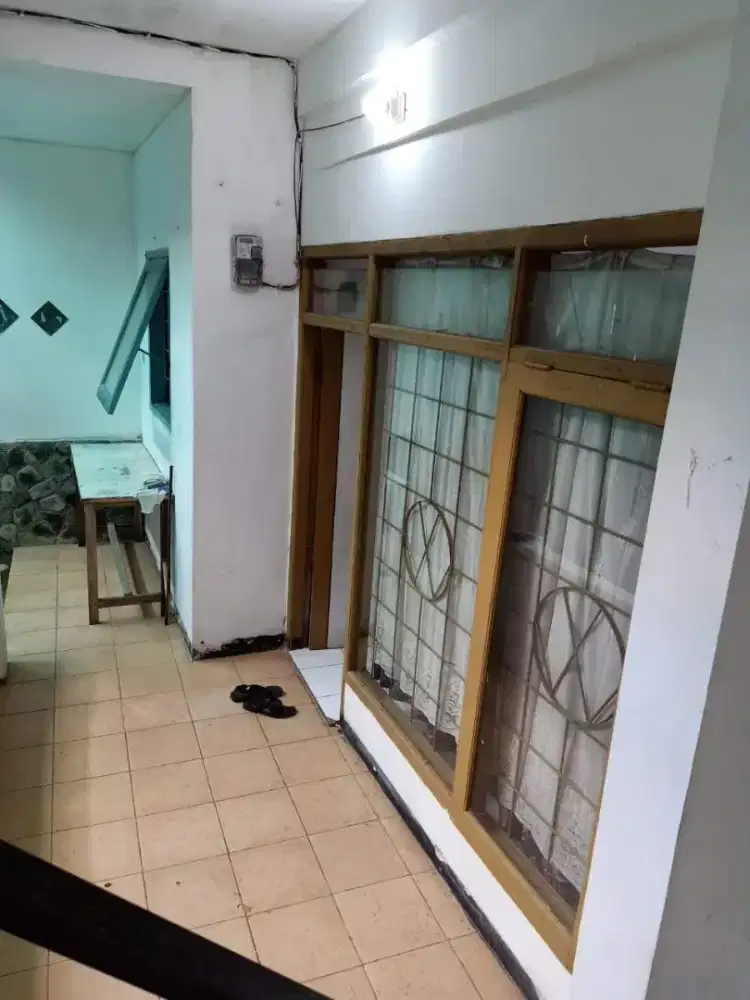 Rumah pinggir jalan utama