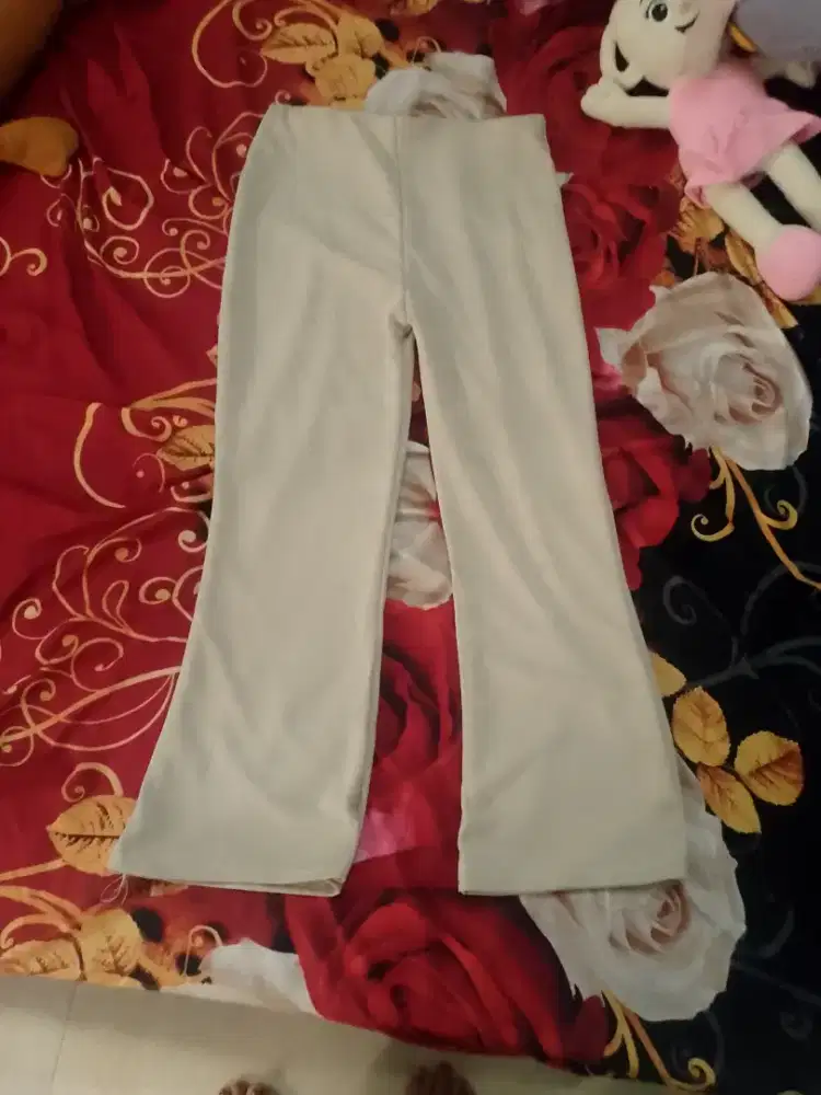 Celana cutbray warna ivory