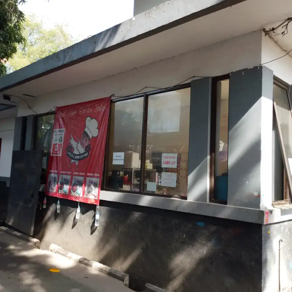 Bantu bantu di kantin  harian.