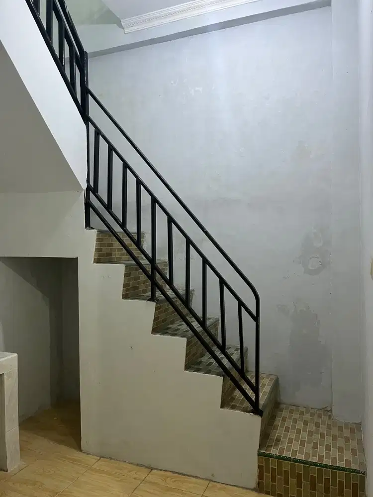 DISEWAKAN/DIJUAL RUMAH 2 LANTAI LOKASI STRATEGIS DAN BARU DIRENOV