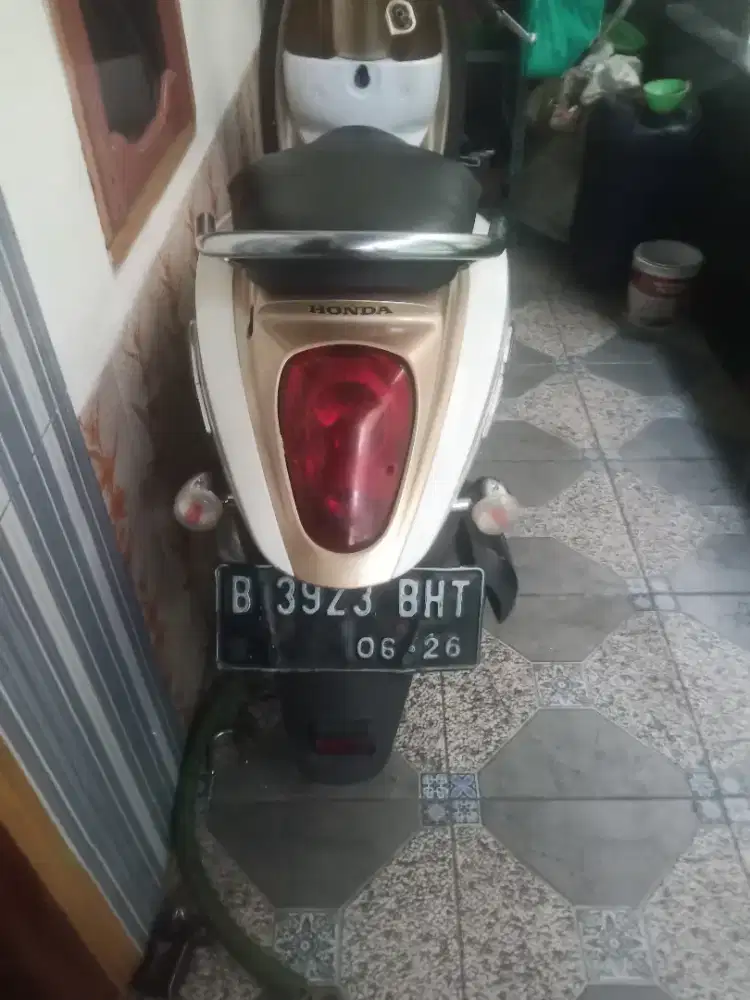 Honda Scoopy putih coklat