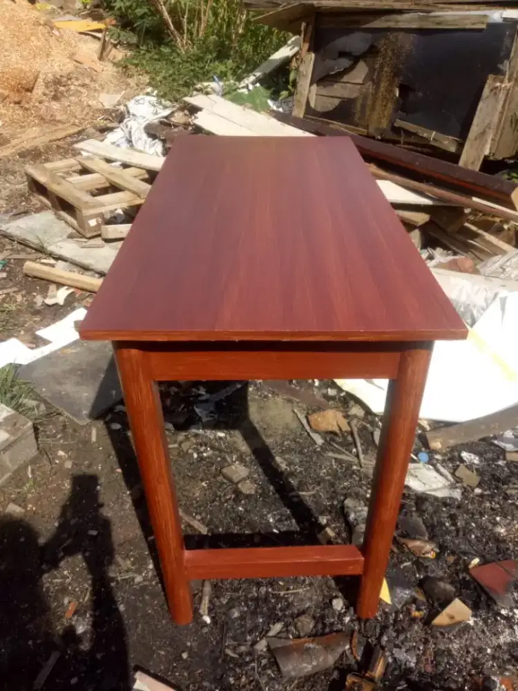 Meja jangkung serbaguna