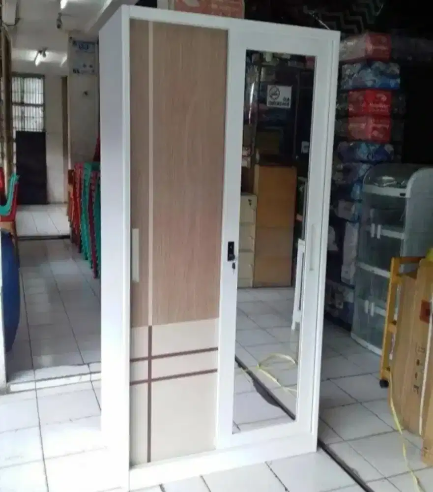 Lemari besi gantungan baju 2 pintu sliding