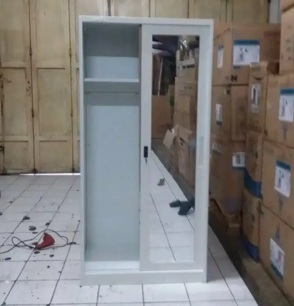 Lemari besi gantungan baju 2 pintu sliding