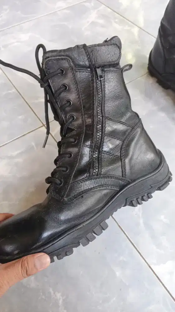 Sepatu boots pantofel bekas tentara