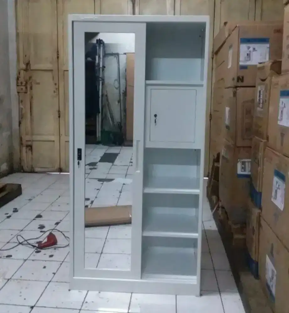 Lemari besi gantungan baju 2 pintu sliding