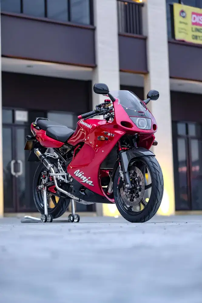 Kawasaki ninja zx 150 RR 2010 modif hedon rata kanan,istimewa