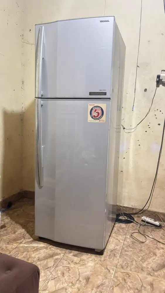 kulkas Toshiba tinggi 2 pintu