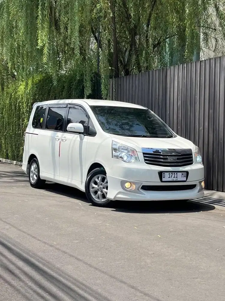Toyota voxy Nav1 2.0 V 2013 putih istimewa bandung