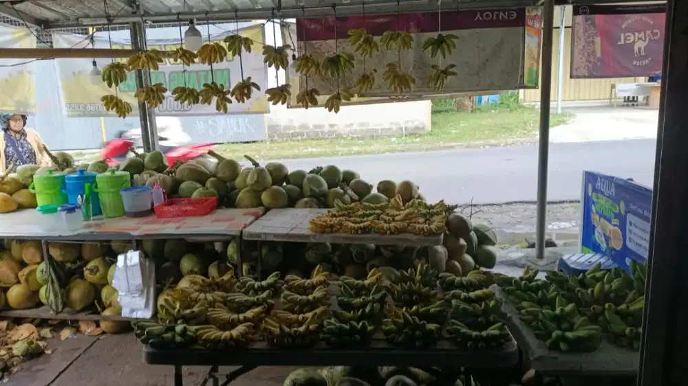 Yang serius jaga lapak pisang mas