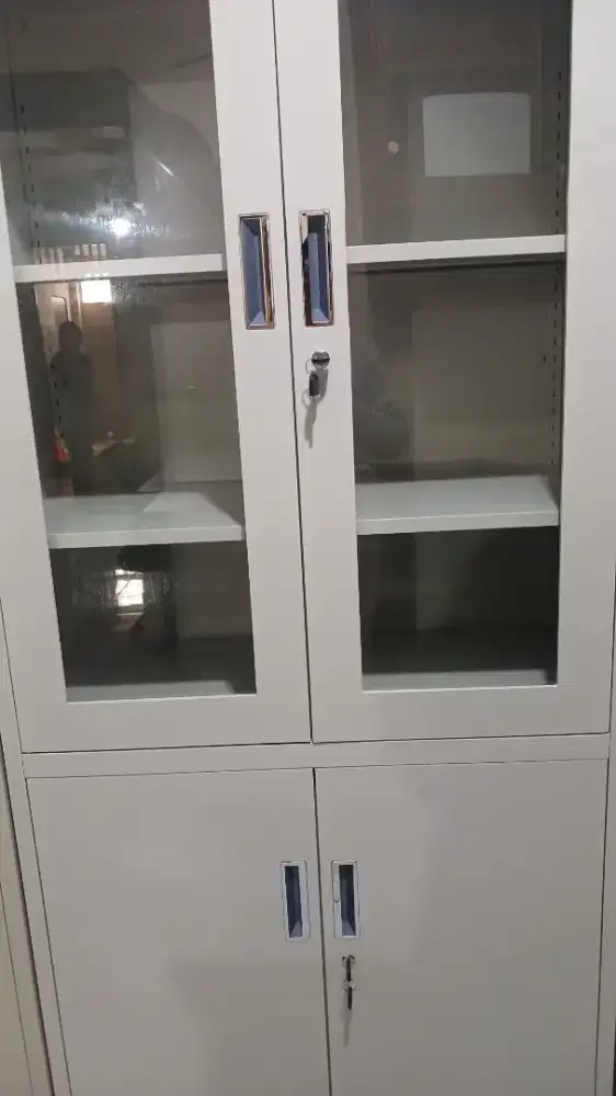 Lemari arsip berbahan plat besi