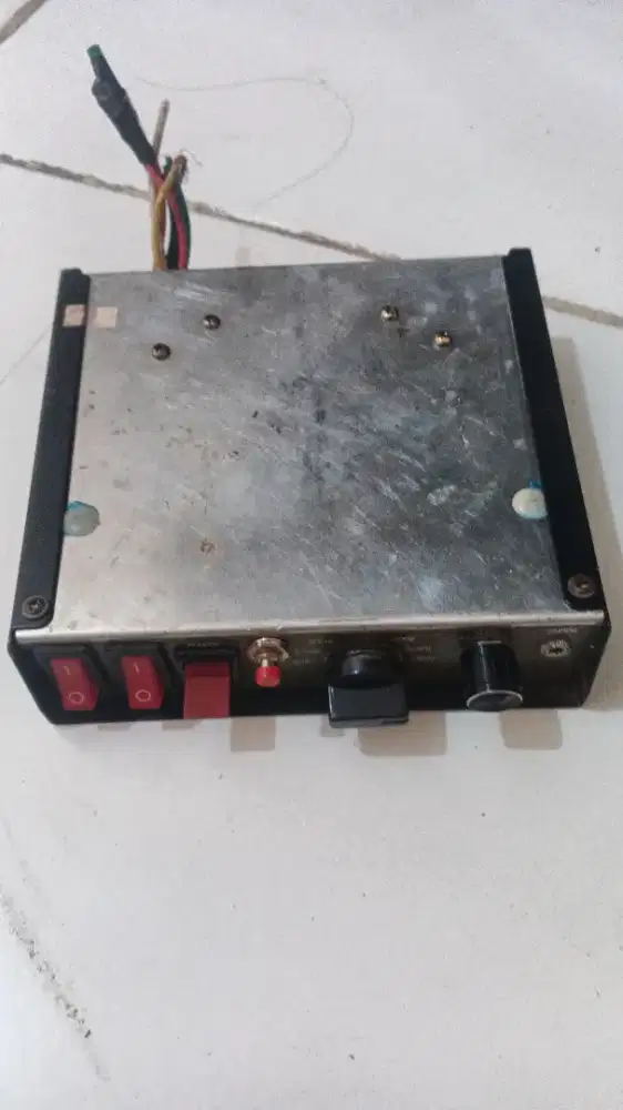 Modul Sirine Patwal/Ambulans tipe CJB (model CJB 100W atau CJB 200W).