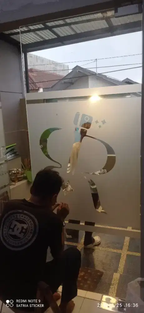 Sticker cutting sandblast toko parfum & kaca film kantor gedung hotel