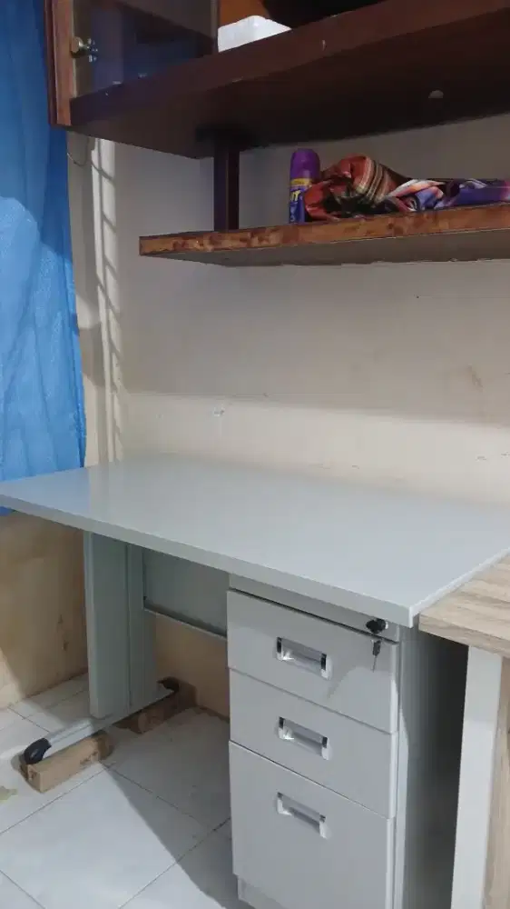 meja setengah biru plat besi