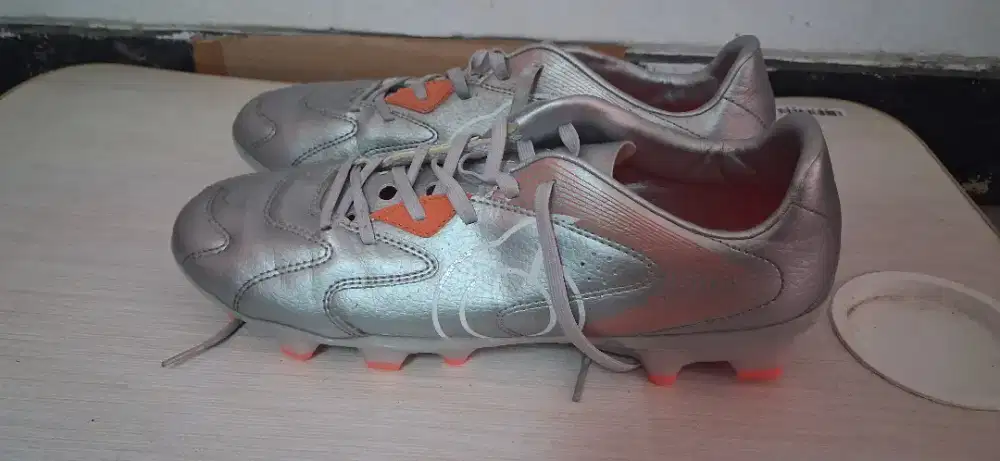 Sepatu bola Ortusight silver no 41