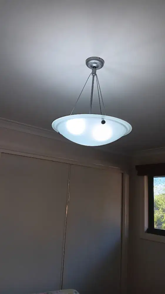 Lampu gantung Bekas di plafon ada 3 ,harga satuan 600rb, tanpa pasang