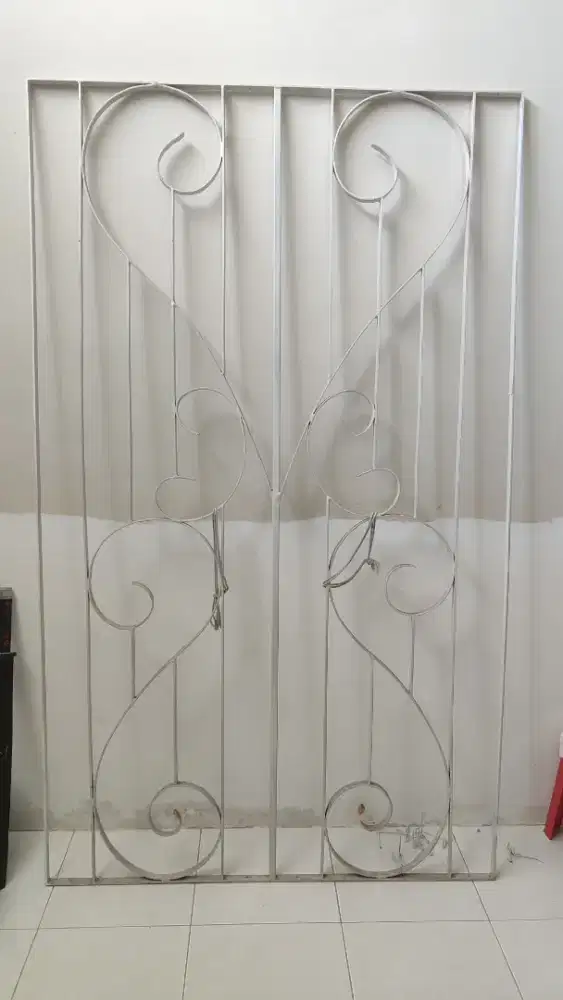 Tralis pengaman Besi ukuran 220 (t) x 130 cm (lebar)