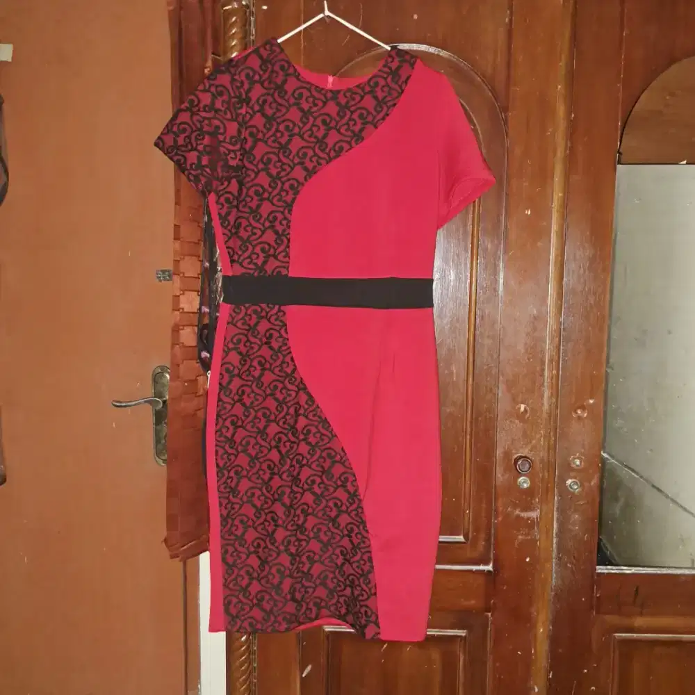 dress wanita warna merah Kombinasi hitam