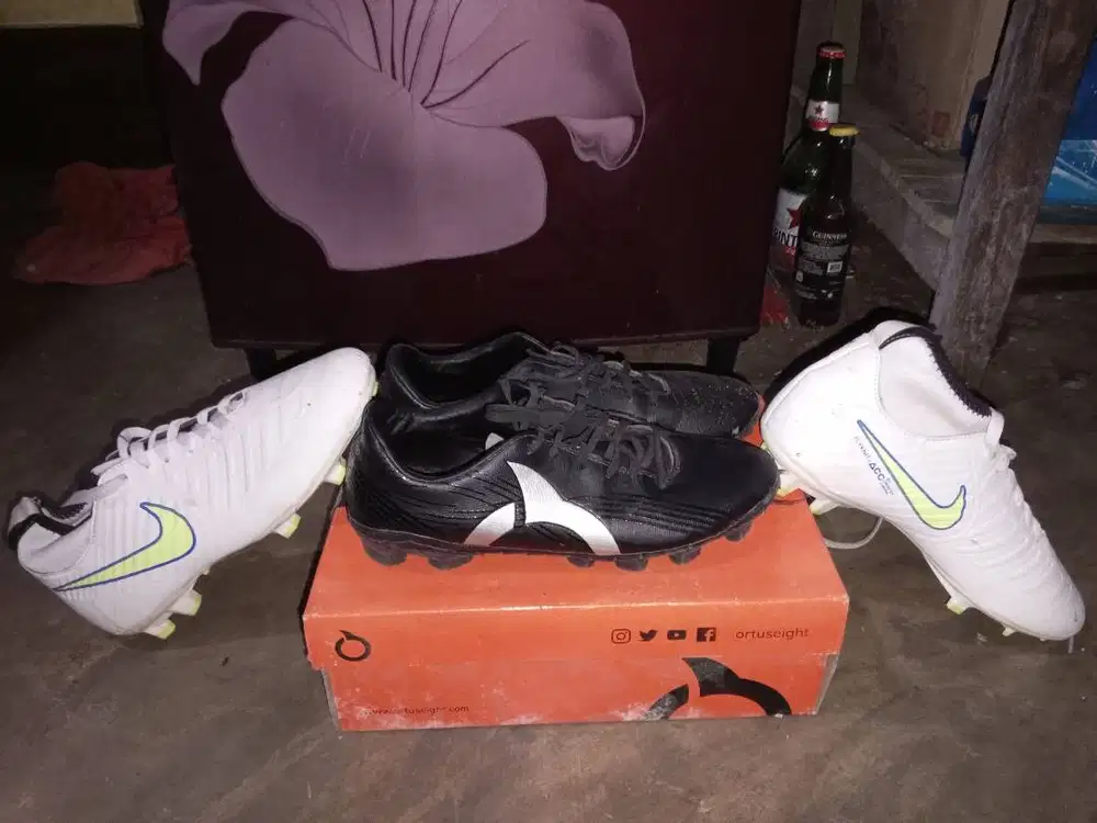 HITAM: ORTUSEIGHT & PUTIH: NIKE