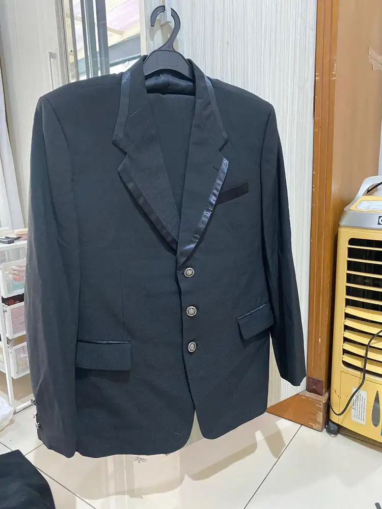 Setelan jas pengantin hitam