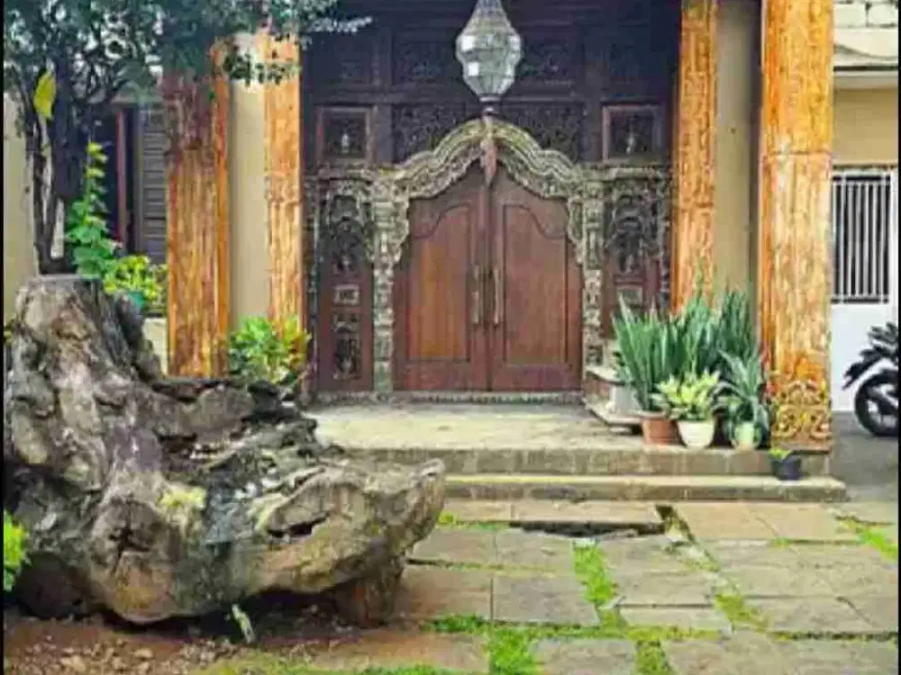 RUMAH MEWAH + KOLAM RENANG DI JATIWARINGIN