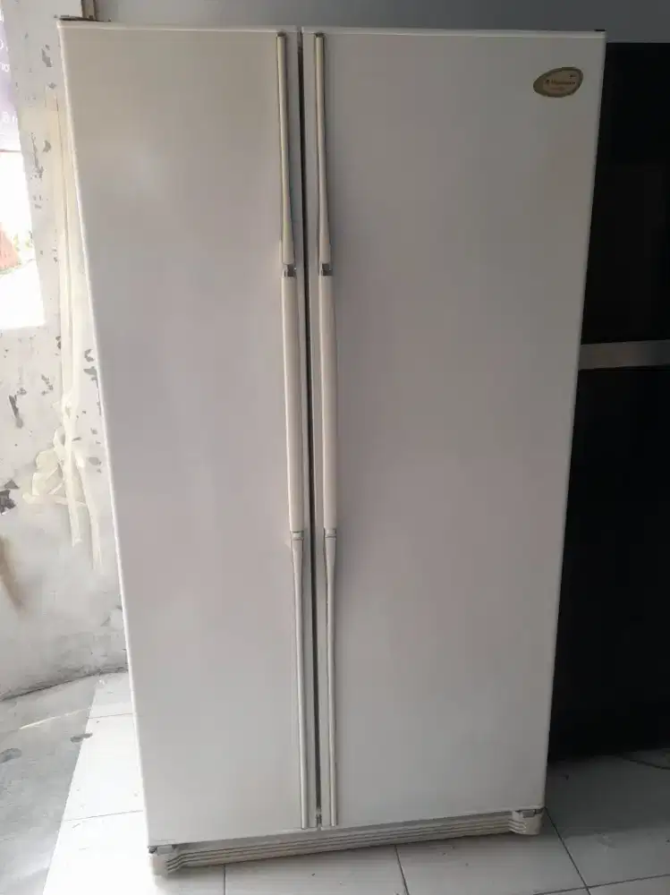 Kulkas Side By Side . Merek ELEKTROLUX