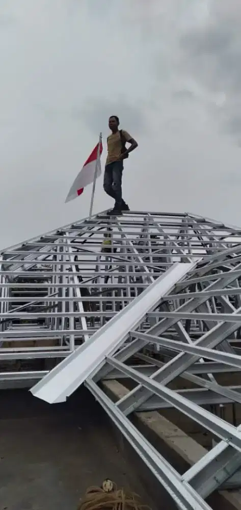 Pemasangan rangka atap baja ringan