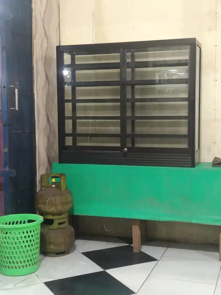 Etalase rokok 6 ruas