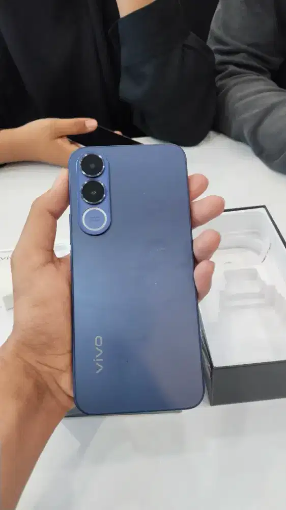 Vivo V70 FE  5G 8+8 /256