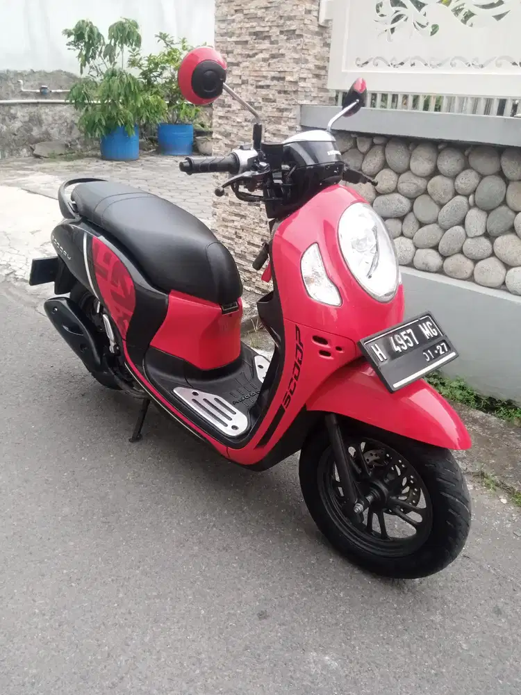 Scoopy sporty 2021 hitam merah