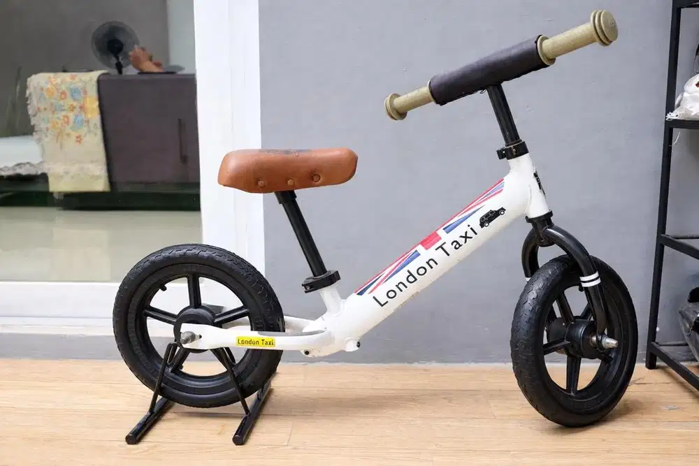Sepeda Balance Bike London Taxi