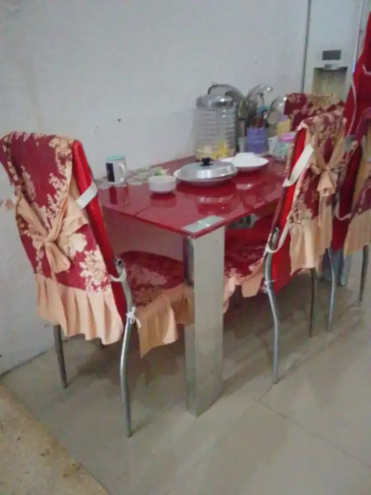 Dijual Meja makan kaca dengan 4 kursi