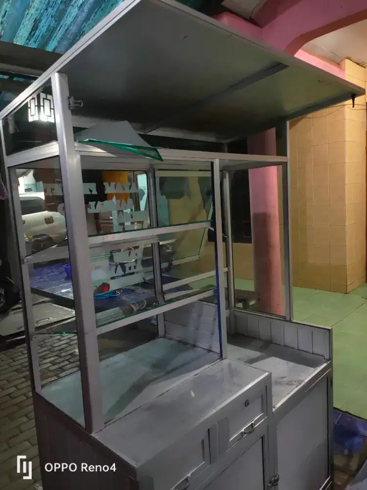 Dijual etalase bekas seperti baru