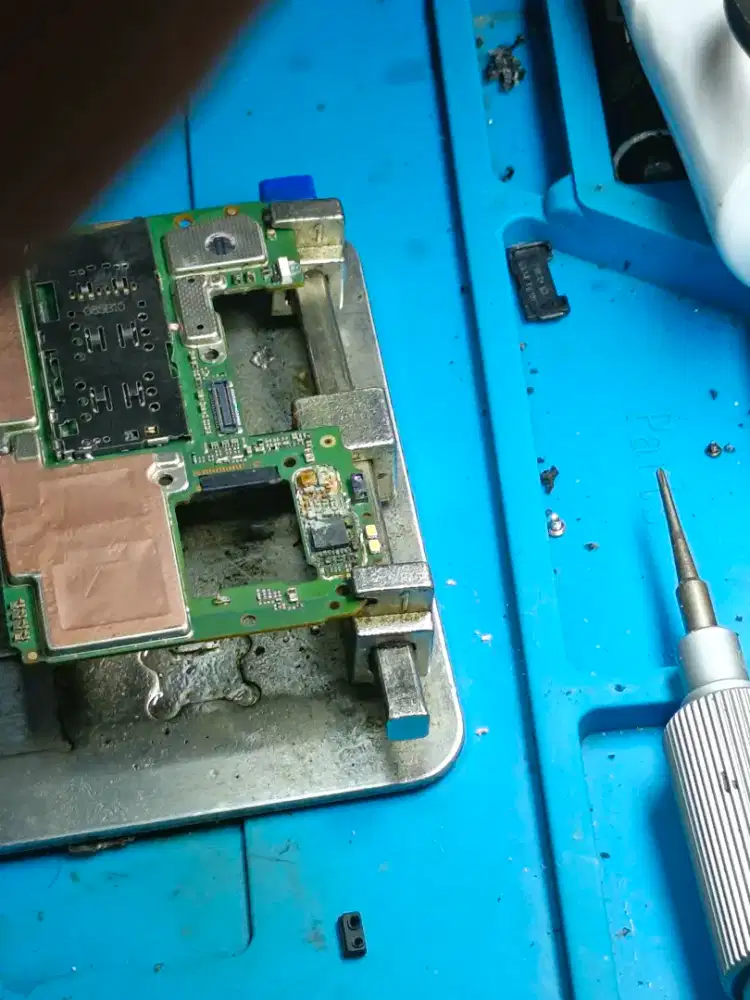 DIBUTUHKAN SEGERA KARYAWATI JAGA TOKO ACCESSORIES HP