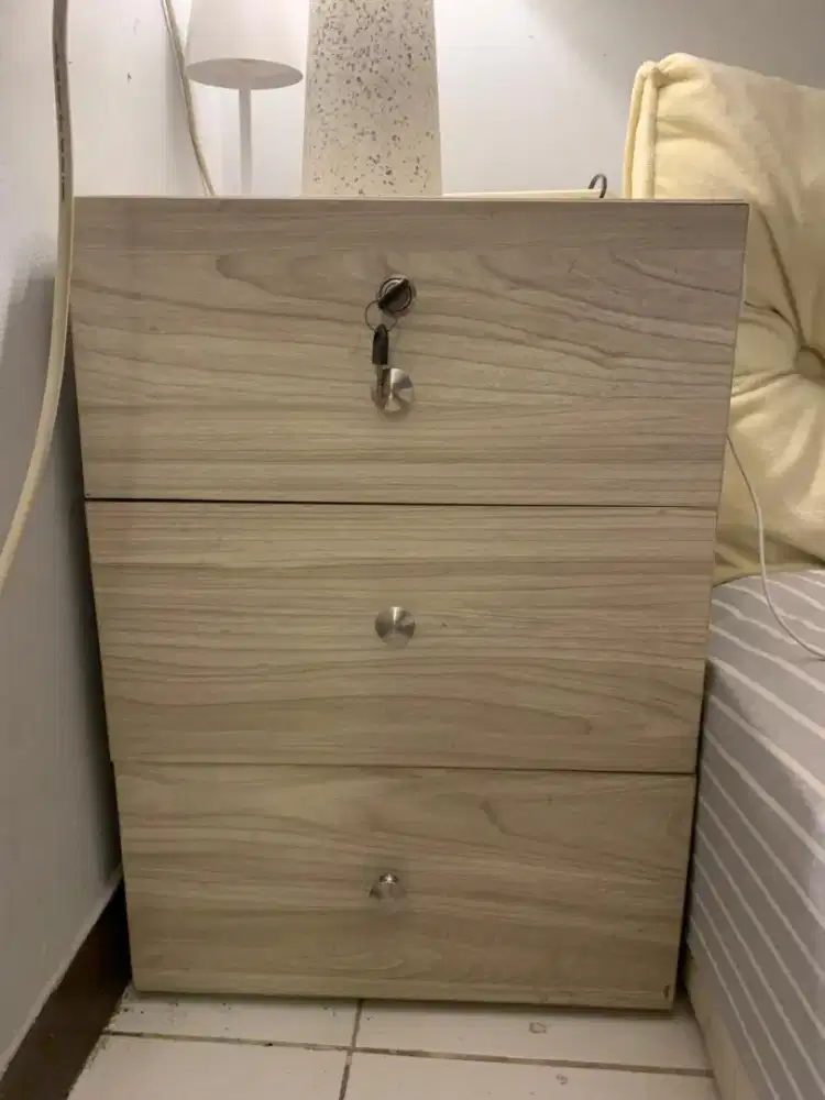 Nakas kayu kokoh besar