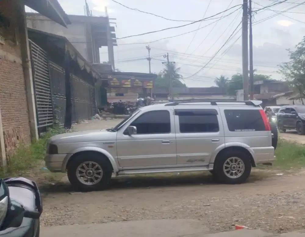 Di jual Ford Everest 2005,4*4 aktif pajak on,plat panjang