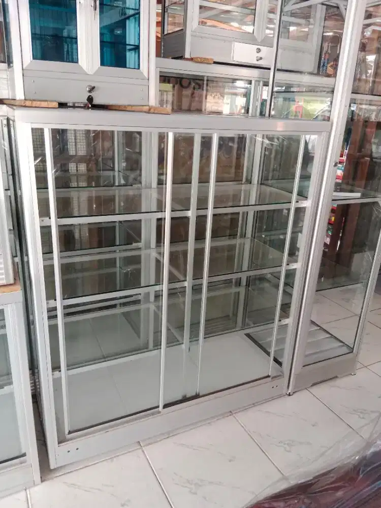 Etalase murah P.100cm x T.110cm x L.40cm beroda,full kaca 5mili