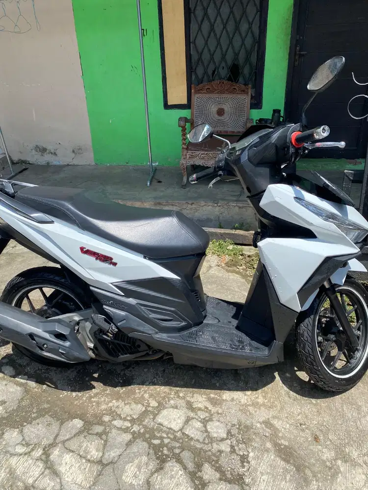 Honda Vario 125 FI putih