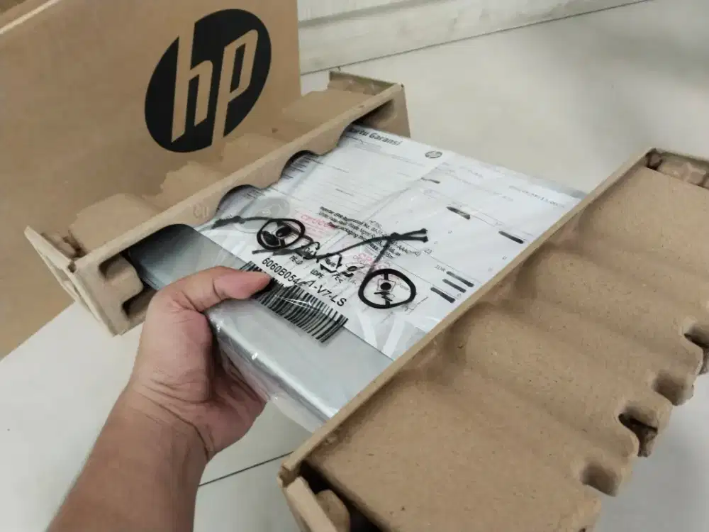 Dijual laptop HP 14-ep intel i3 gen 13 ram 8GB SSD 512GB Scond 4Bln