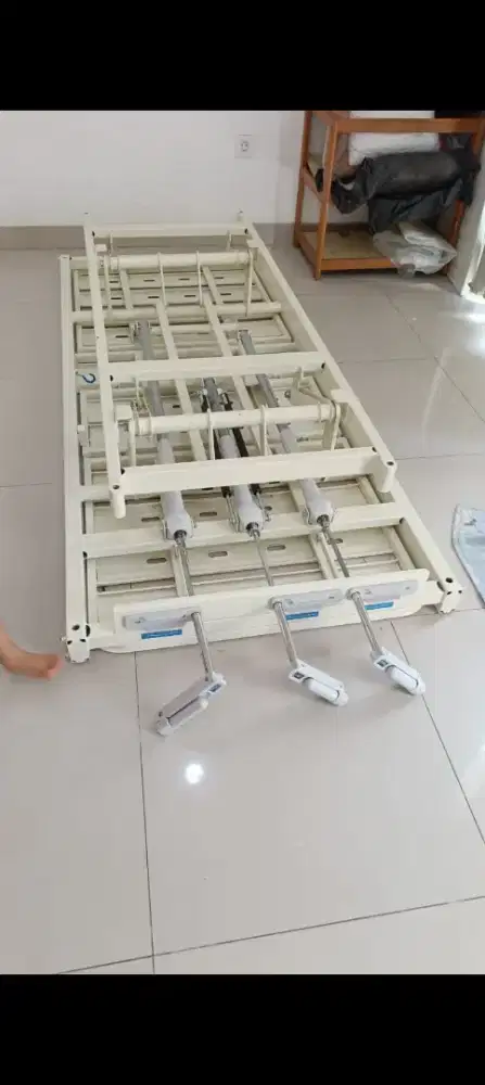 Ranjang rumah sakit 3 crank