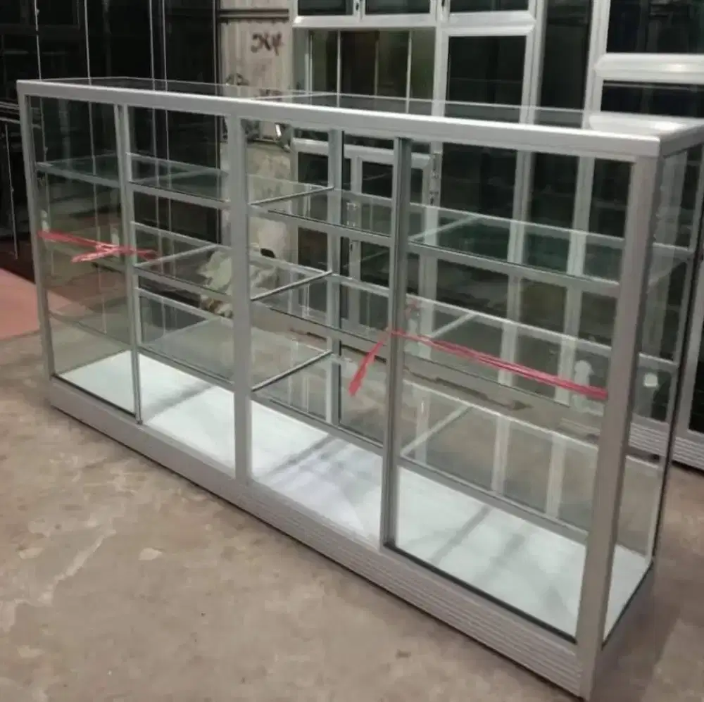 Etalase jualan pakai roda UK.P.2 meter,full kaca 5mili