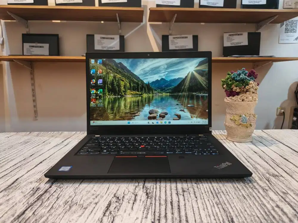 Laptop bekas LENOVO THINKPAD T490 Intel Core i7-8665U Ram 16GB