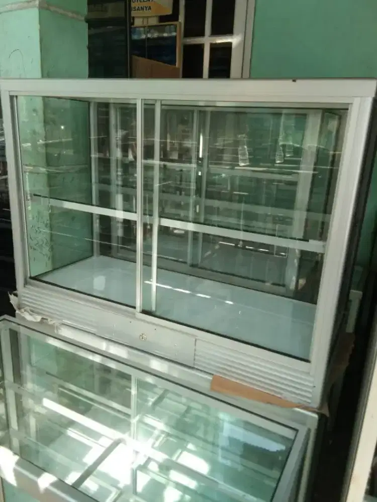 Etalase jualan makanan diatas meja P.1 meter