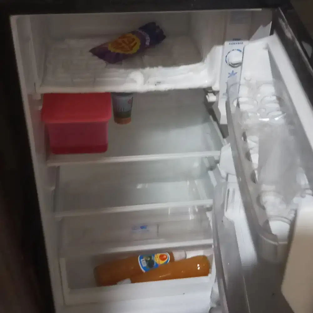 Kulkas AQUA satu pintu warna hitam